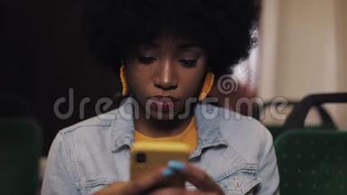 年轻的非洲裔美国妇女使用智能手机语音识别，口述想法，语音拨号信息骑在车里